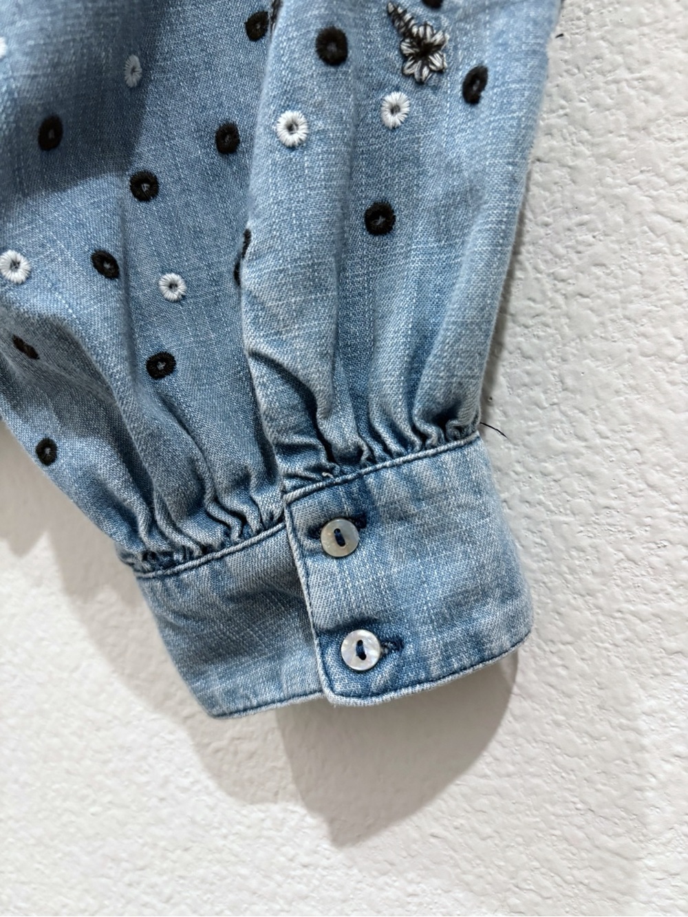 Anthropologie Pilcro Embroidered Chambray Denim Blouse XS Boho Frayed Festival - Picture 9 of 10